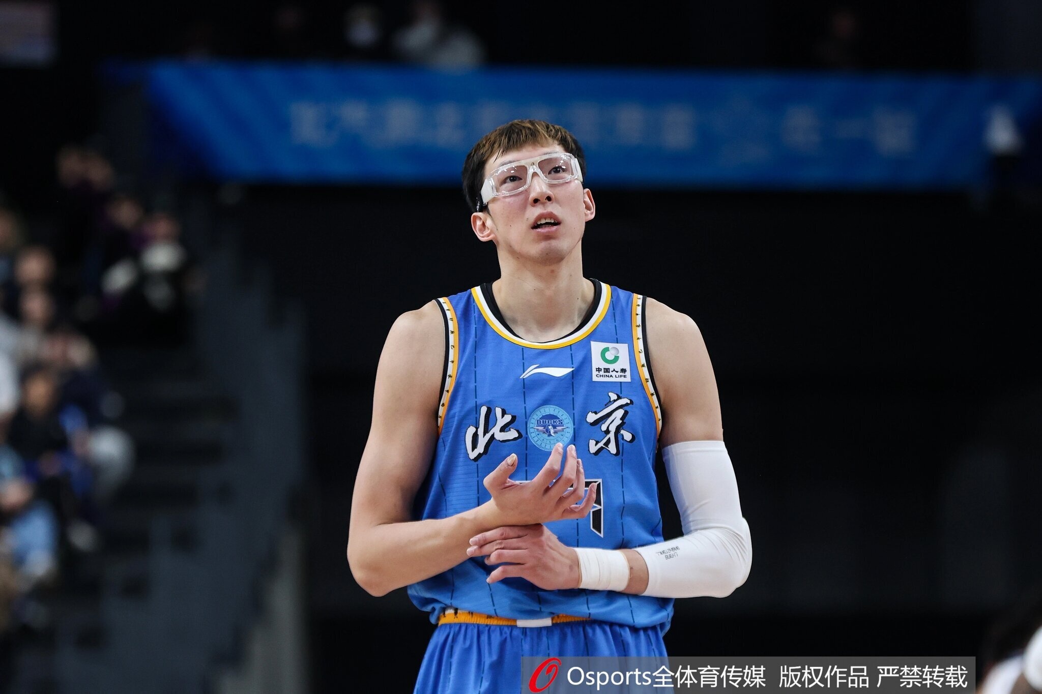 开云-周琦眼伤初步检查不像上赛季那么重 周一才有最终结果